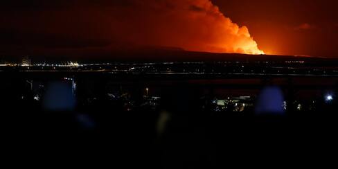 Volcán hace erupción en Islandia tras la evacuación de miles de personas