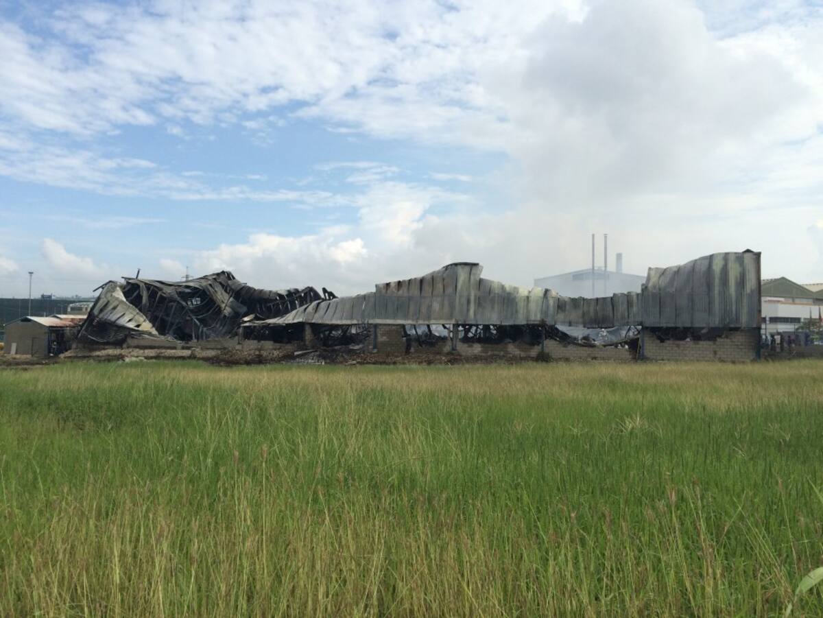 En este estado quedaron las bodegas incineradas. CORTESÍA