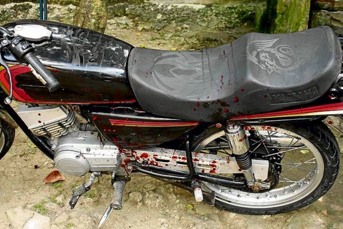 Como prueba del lamentable enfrentamiento del agente contra el civil, quedó sangre del herido sobre su motocicleta.