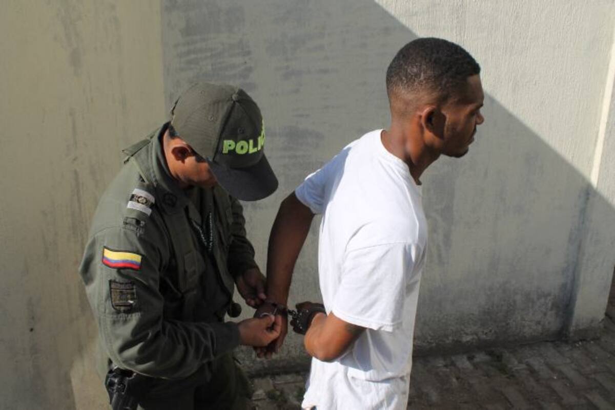 En una rápida reacción uniformados de la Policía capturaron a Donny Mattos en la casa donde vive con Heidy Pineda.