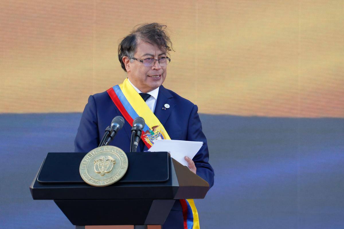 Estos fueron los mejores memes de la posesión presidencial de Petro