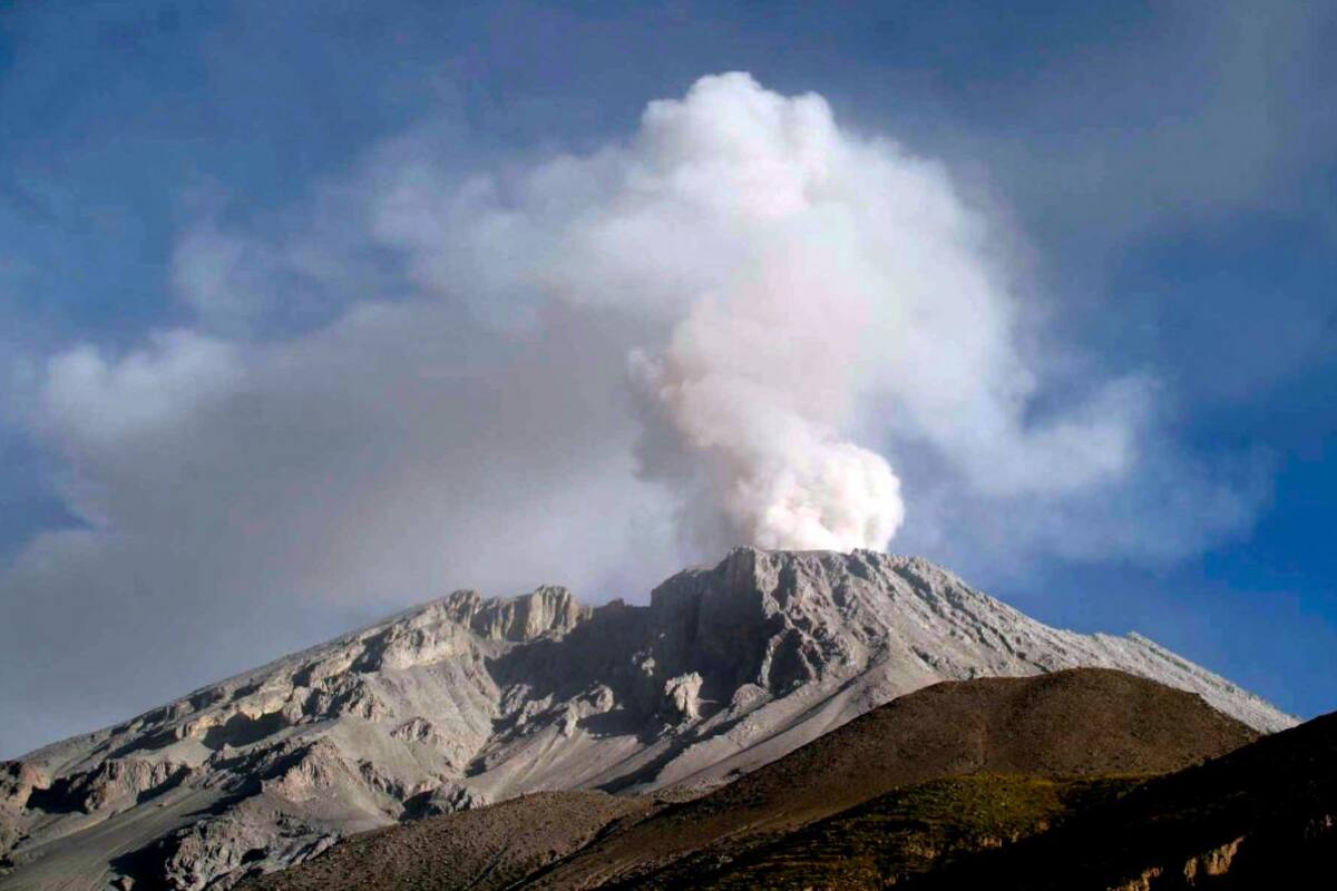 Explosiones del volcán Ubinas dejan más de 1.300 afectados en Perú