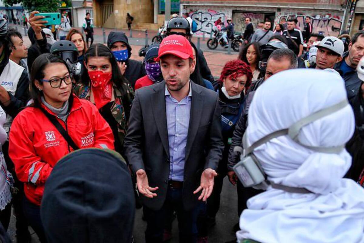 Los secretarios de Seguridad y Gobierno de Bogotá, Hugo Acero y Luis Ernesto Gómez, hicieron presencia en el lugar de la protesta. // Colprensa