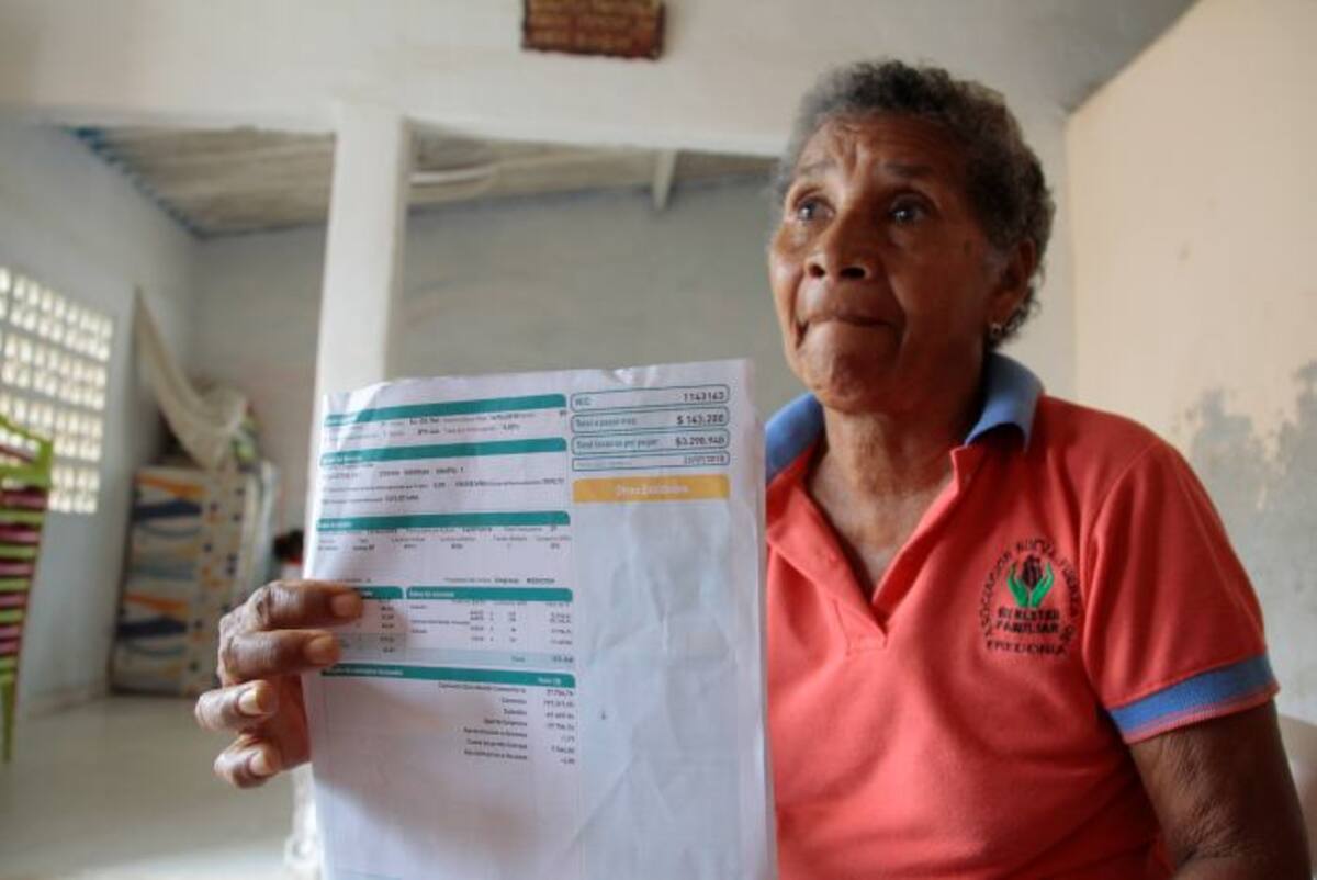 Liduvina Zurita, de 72 años, le adeuda 27 facturas a Electricaribe. Dice que no tiene con qué pagar. La última le llegó por $143.200, de los cuales $135.641 corresponden al consumo y $7.564 a un convenio con la empresa. //Foto: Luis Herrán-El universal