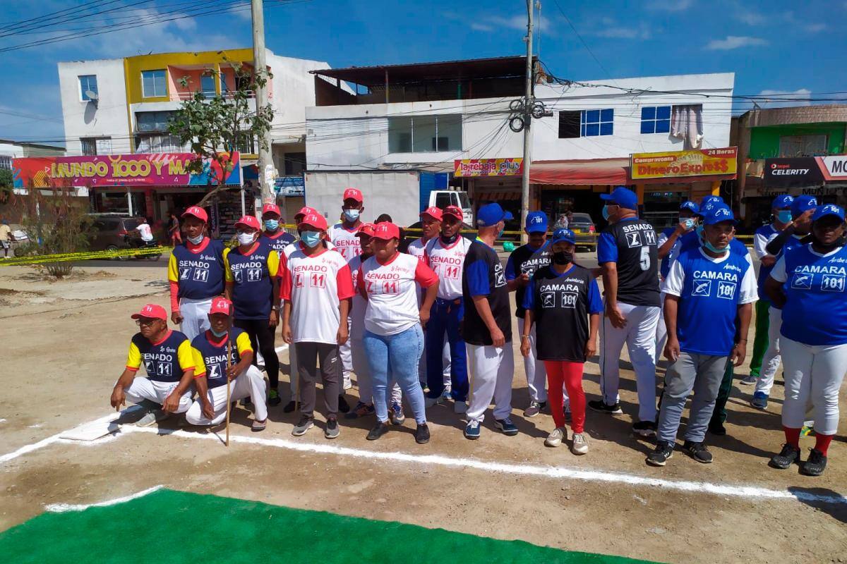 Primera vez que Cartagena tiene un torneo de bate y tapita, en donde juegan mujeres
