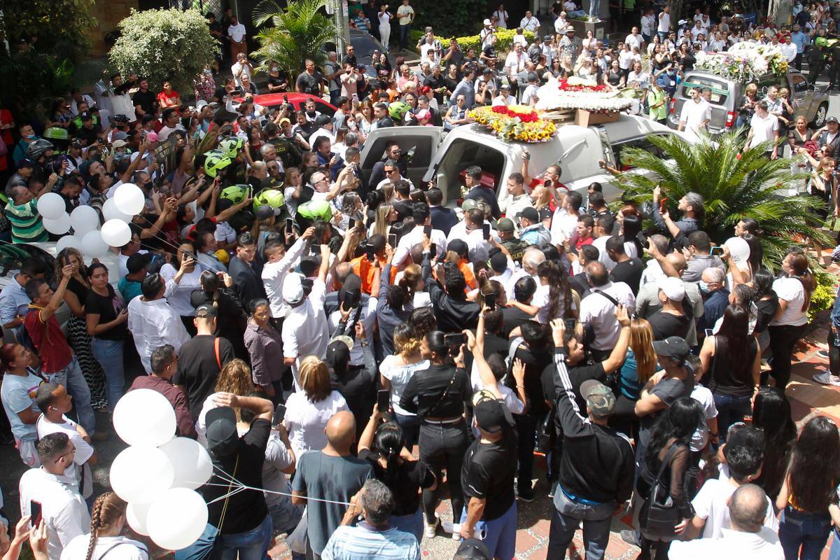 Seguidores de Darío Gómez lo acompañaron hasta su última morda.//Foto: Luis Eduardo Noriega - Efe.