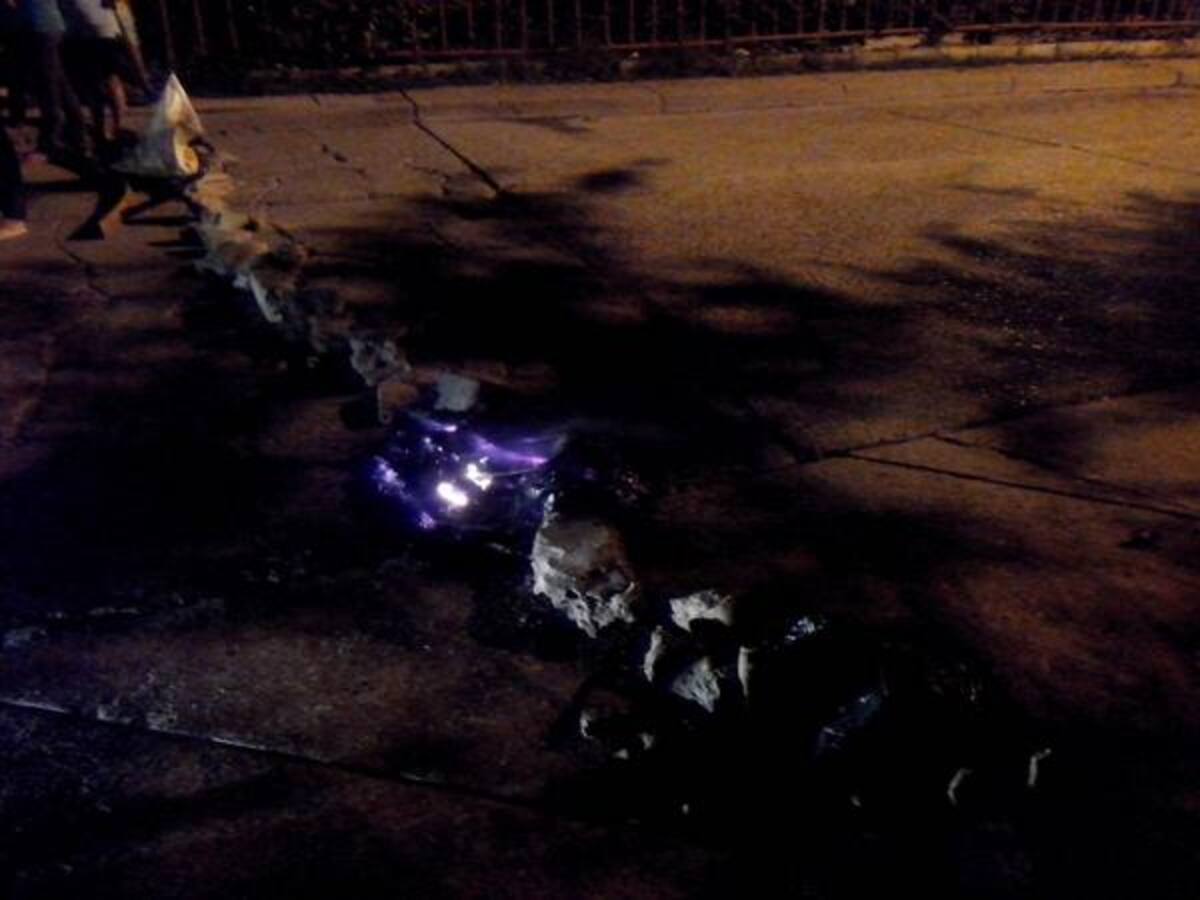 La comunidad de las etapas sexta y séptima de Nuevo Bosque bloquean la vía en protesta a la falta de energía eléctrica.