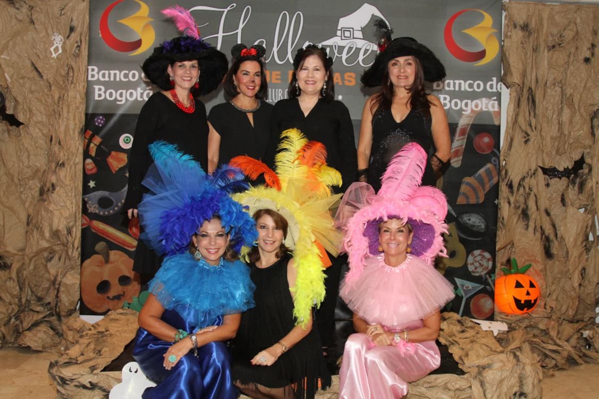 De pie: Ana Amelia Vélez, Mercelena Berrío de Vélez, Tania González y Katia Martínez; sentadas; Sonia Villa, Gina Morales y Eulalia Segrera.