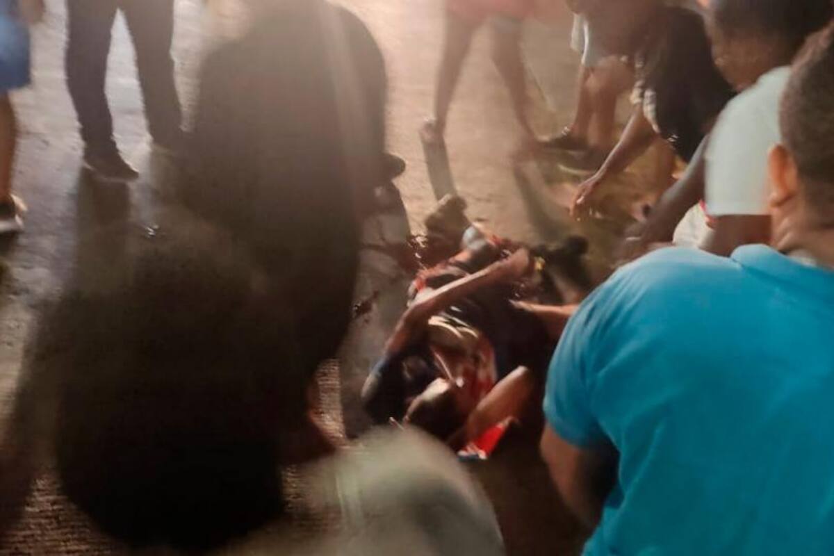 Accidente en el carril solo bus en Bazurto: moto arrolló a un peatón