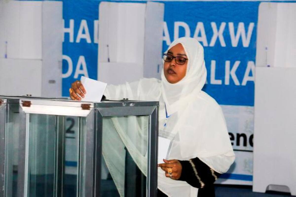 Farmaajo y 3 candidatos pasan a segunda vuelta presidencial somalí