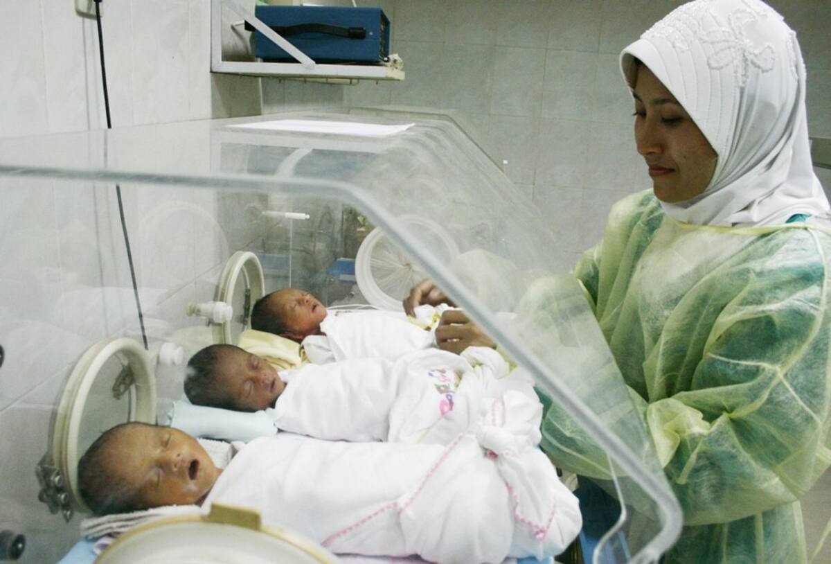 El incremento de este tipo de nacimientos en el país se atribuye tanto a la edad cada vez más avanzada de las mujeres que tratan de ser madres como al incremento de técnicas para ayudar a las parejas infértiles. AP BINSAR BAKKARA