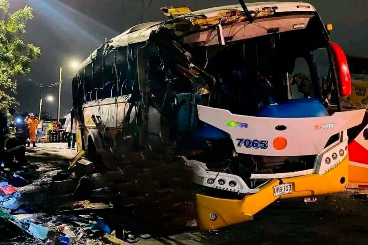 Niña de 5 años y una mujer murieron al volcarse un bus: hay 28 heridos
