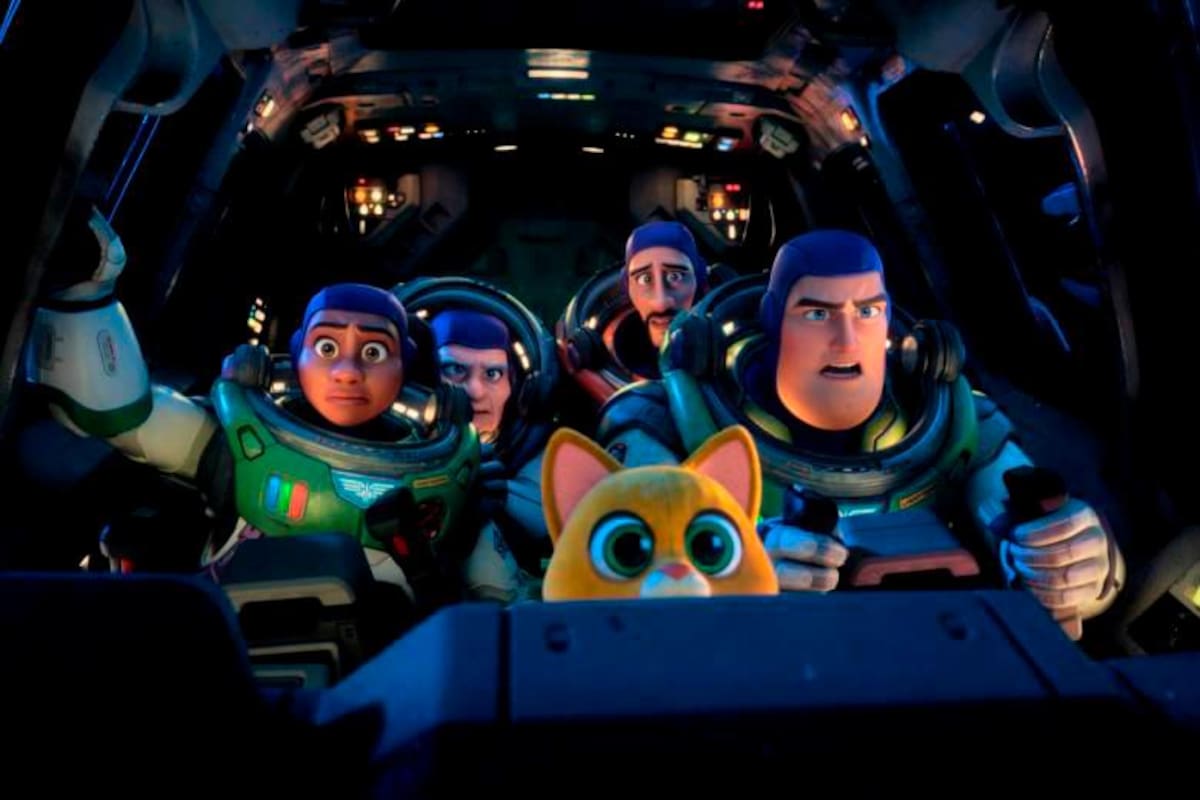 Por beso lésbico, piden retirar la película Lightyear