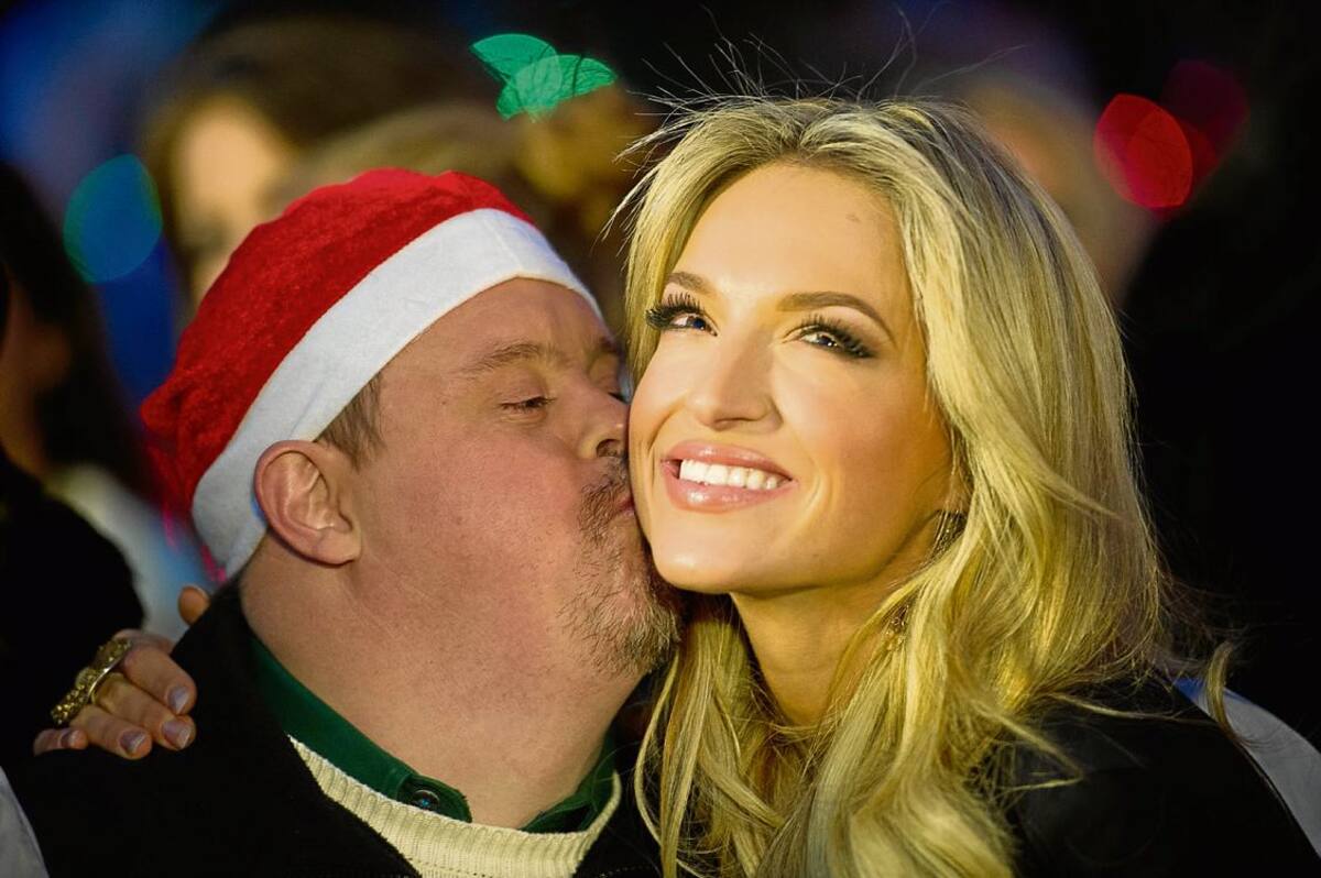 Melinda Bam, de Sudáfrica junto a uno de los niños de la Fundación.