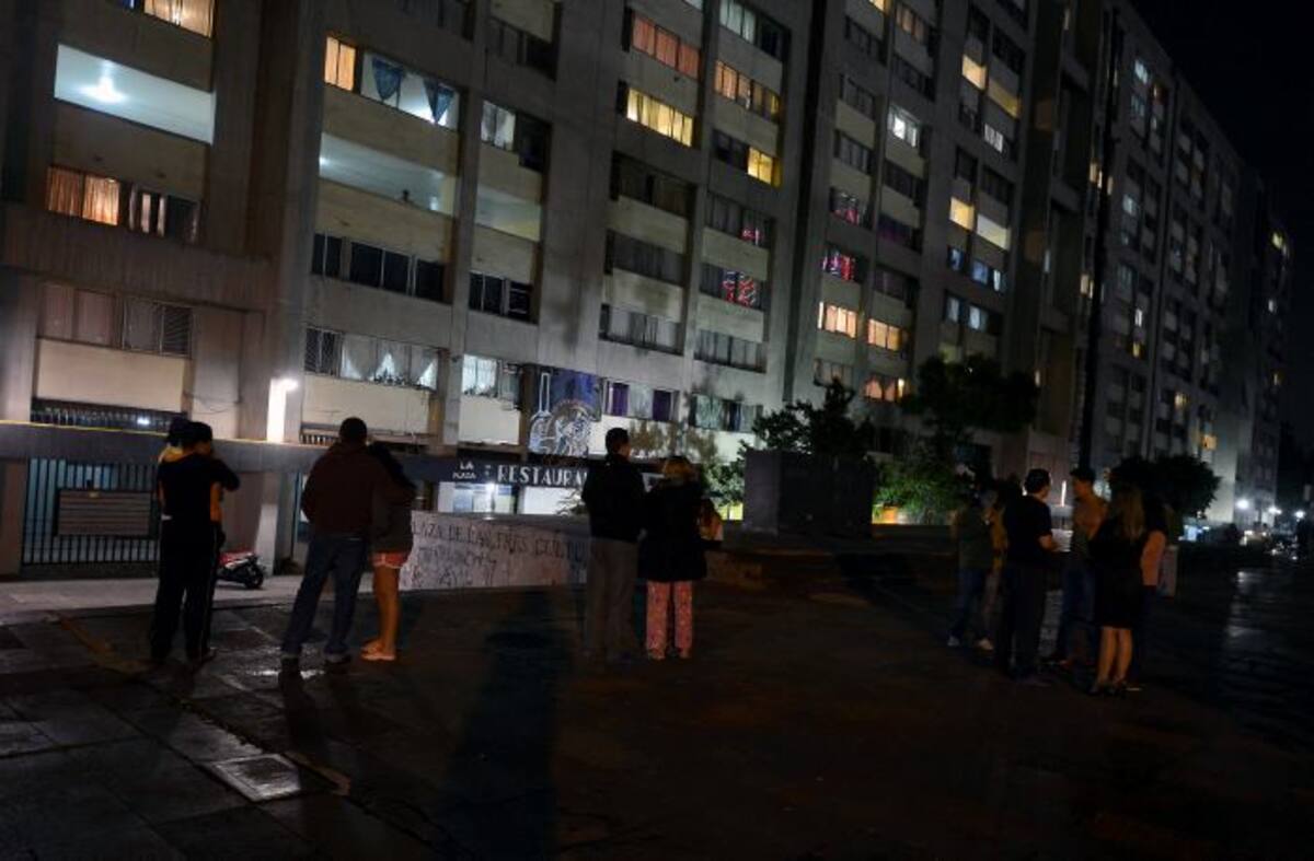 Muchas personas salieron a las calles de Ciudad de México, luego del temblor de 5,8 grados, registrado en a madrugada de este domingo AFP ALFREDO ESTRELLA