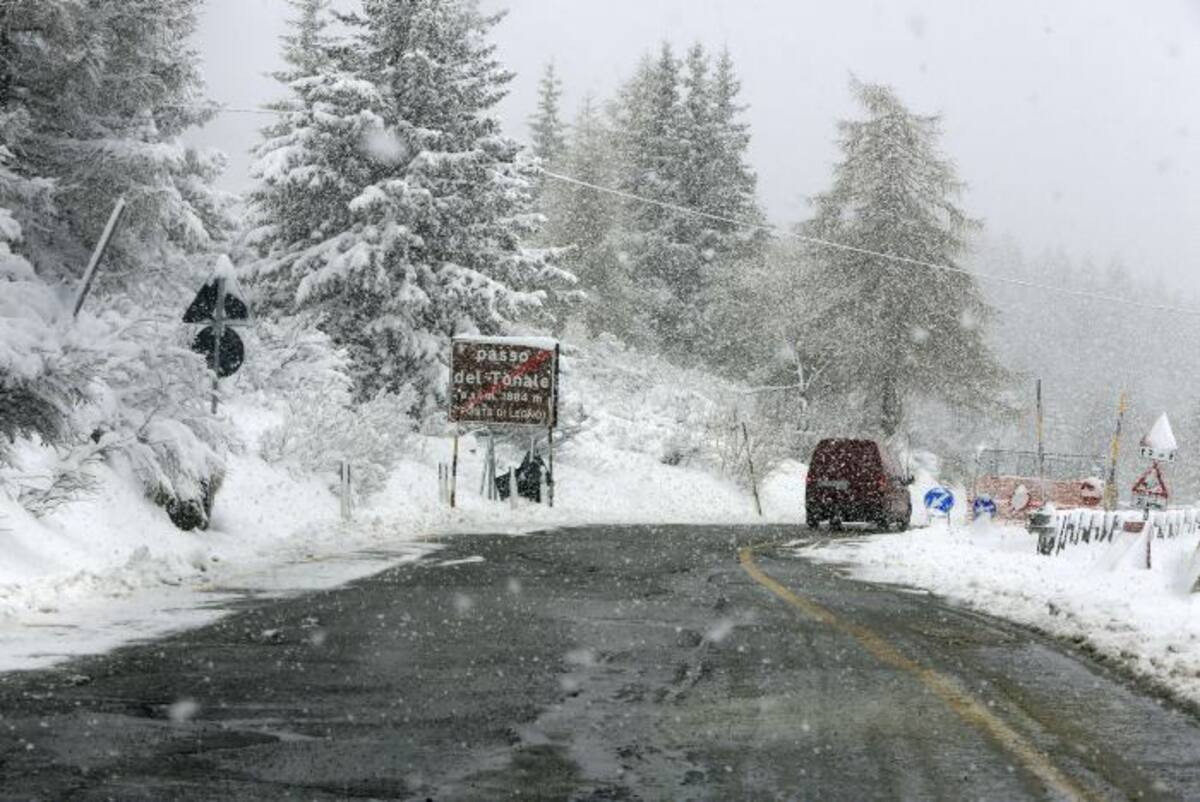La 19ª etapa del Giro de Italia fue anulada este viernes, entre Ponte di Legno y el Valle Martello, debido a las abundantes nevadas en Trentino (norte). AFP LUK BENIES
