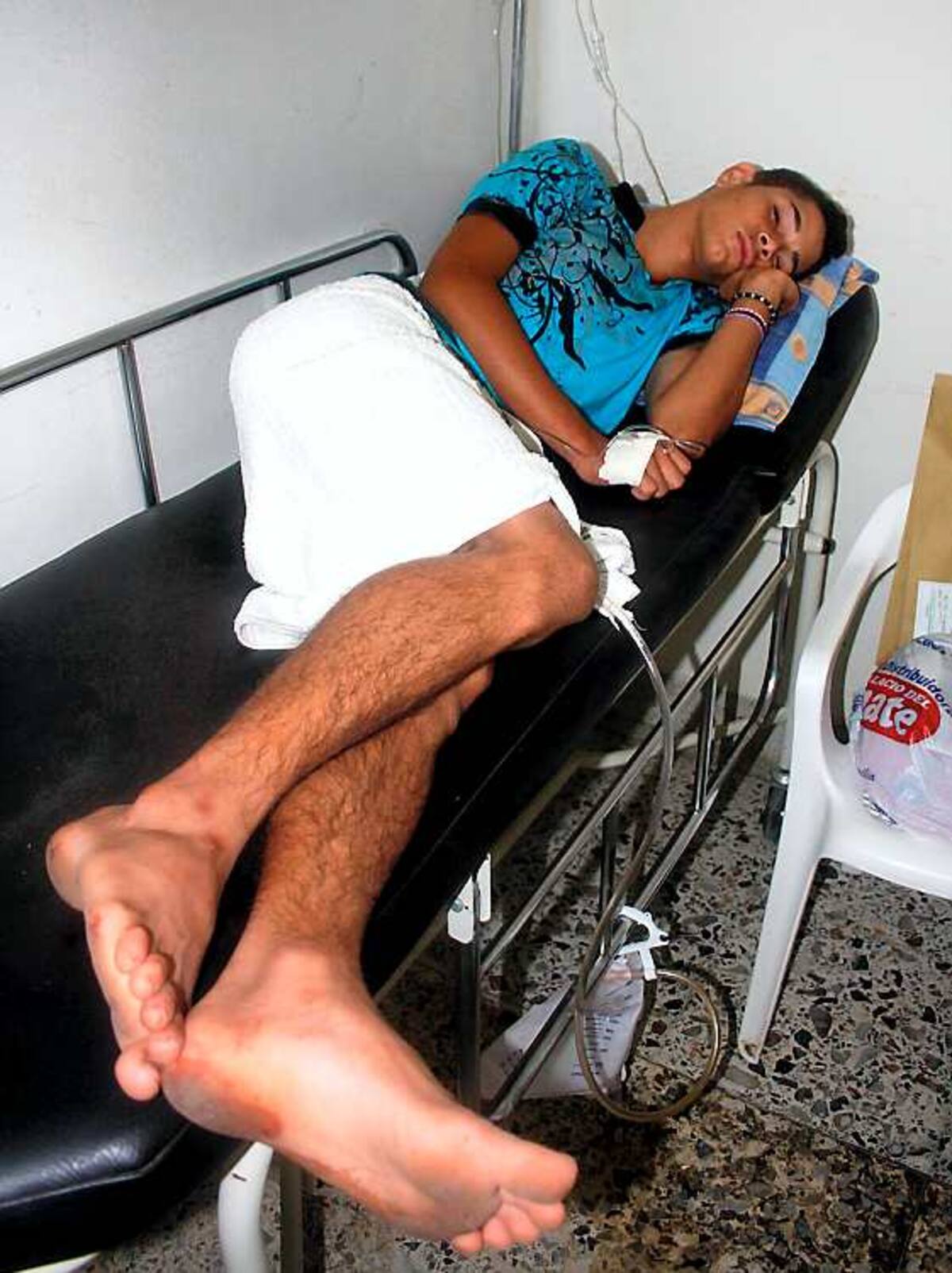 El joven herido, al parecer por una bala de la Policía, está siendo atendido en la Sala de Urgencias del HUS.