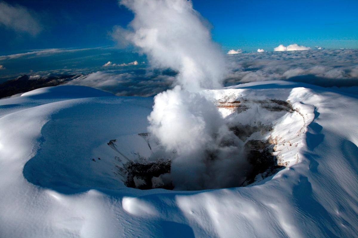 Evacuan familias que viven cerca del Nevado del Ruiz