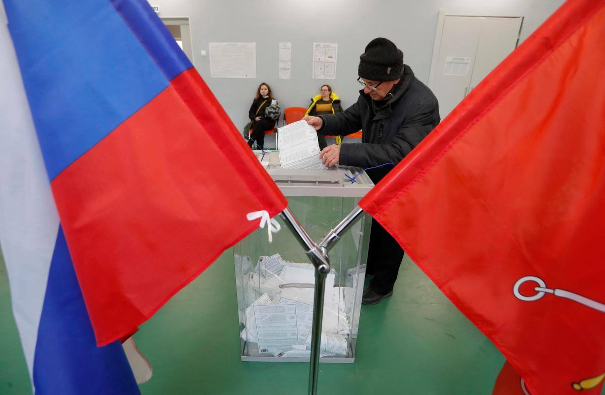 Un hombre ruso deposita su voto durante las elecciones presidenciales en San Petersburgo, Rusia. //EFE