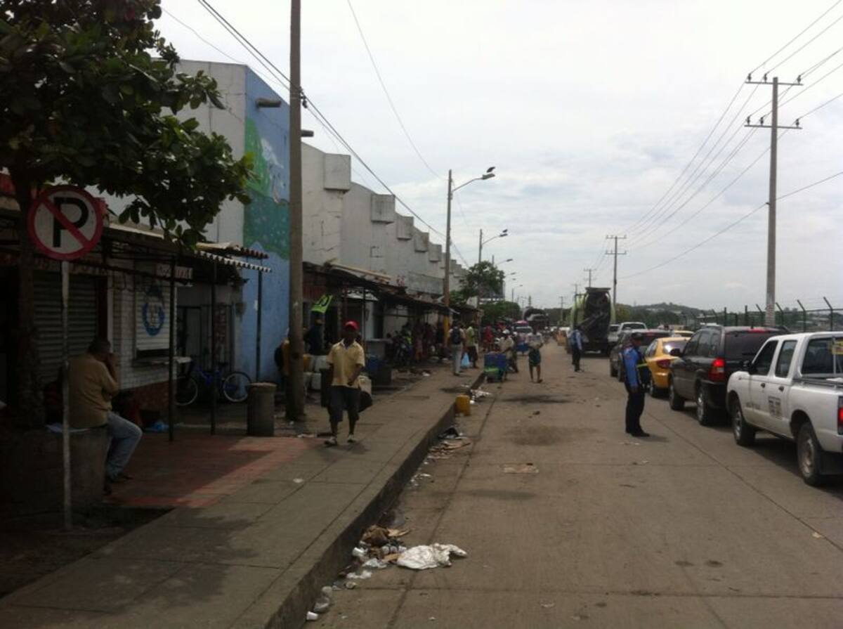 Agentes de Tránsito controlando el flujo vehicular. EL UNIVERSAL