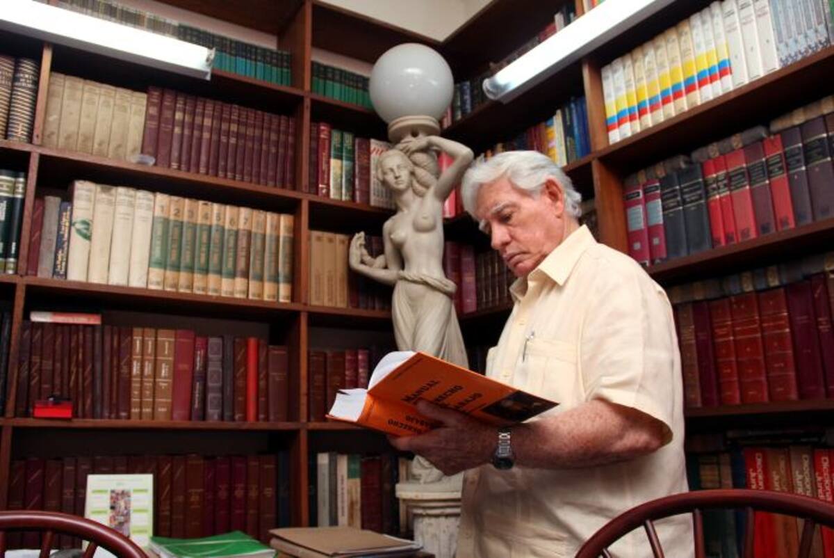 En su inmensa biblioteca especializada en Derecho, un tesoro que contiene además textos filosóficos, literarios, jurídicos. Archivo El Universal