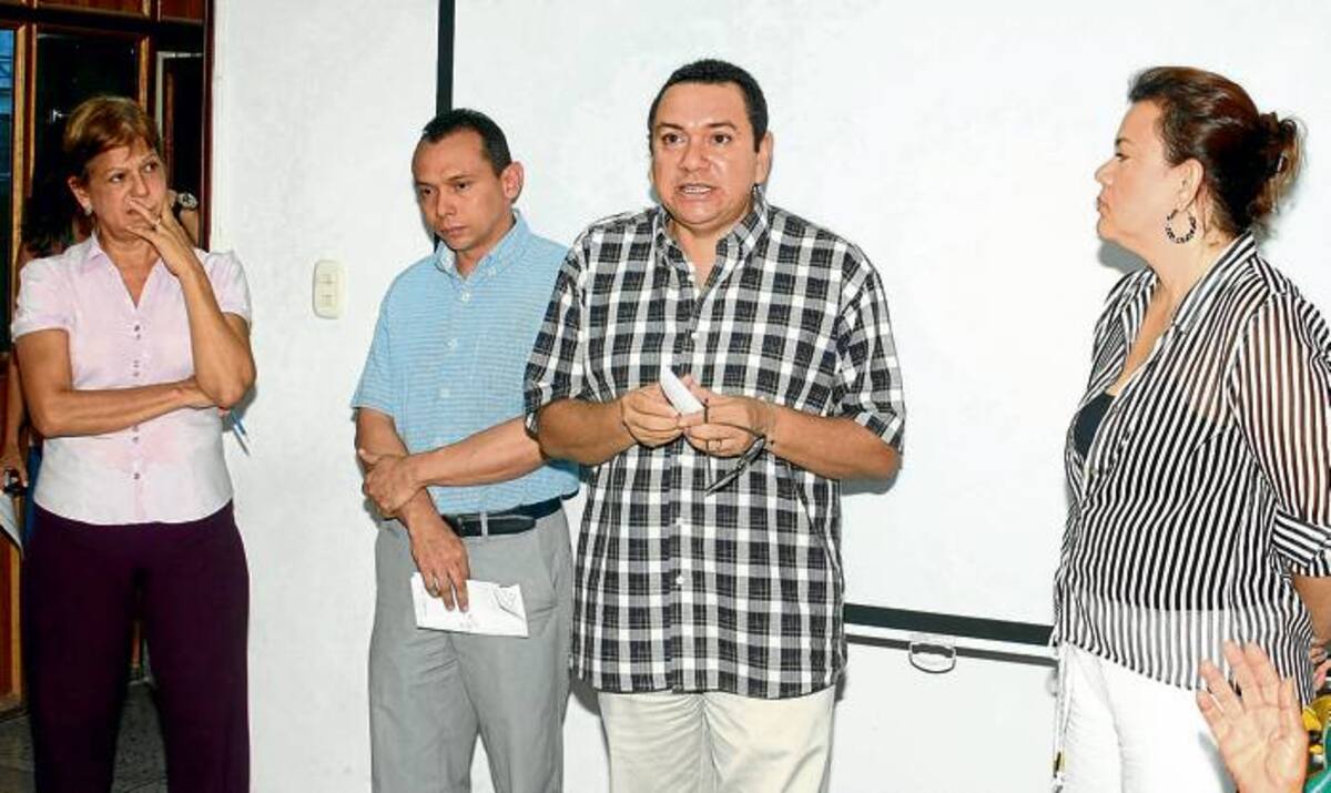 El secretario de salud departamental, José Jorge Madera, y la coordinadora del PAI, Vilma Mercado, durante la rueda de prensa. MANUEL SANTIAGO PÉREZ/EL UNIVERSAL/
