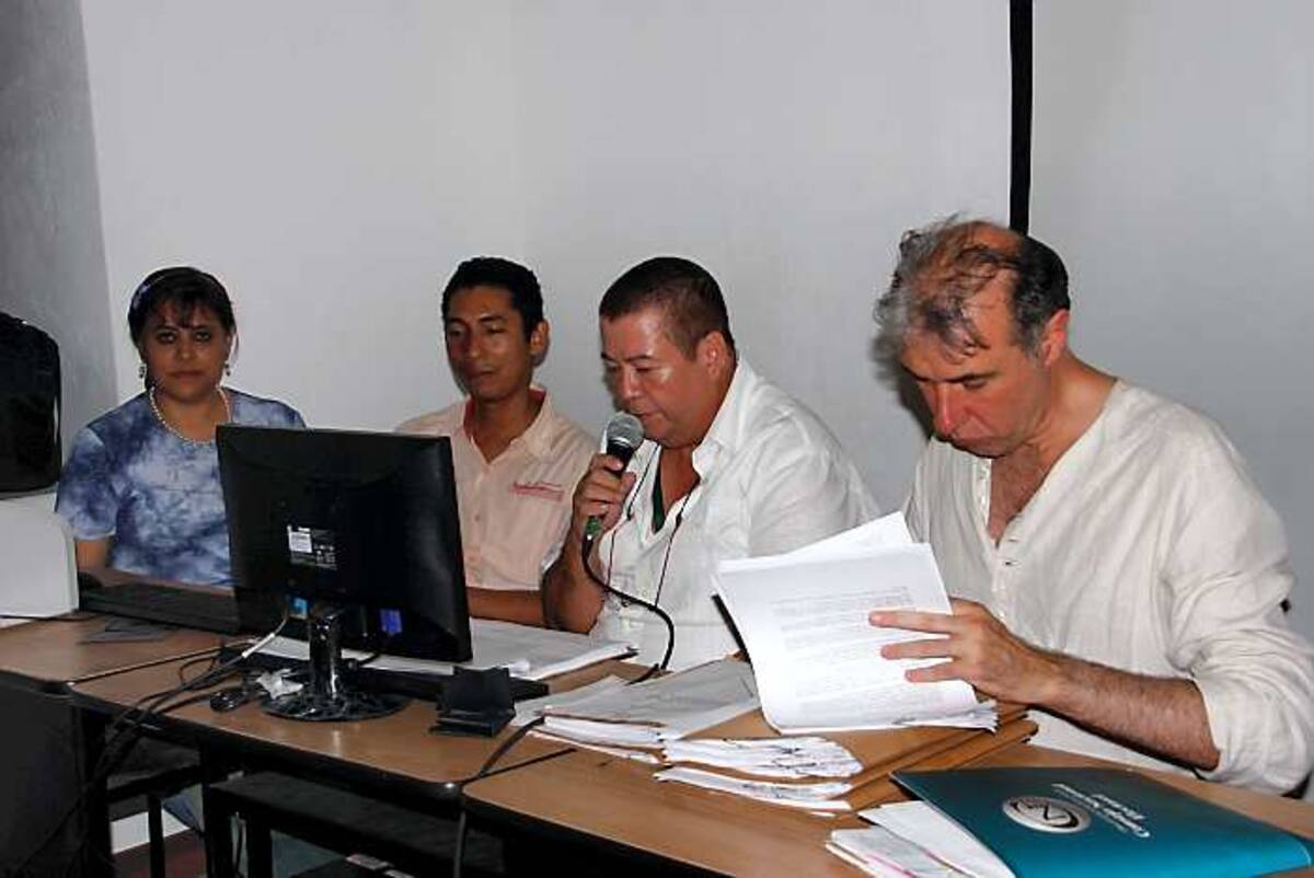 La Comisión Escrutadora Departamental, conformada por José de Mendoza, en primer plano delegado del CNE y el delegado departamental del Registrador en Bolívar Joaquín Negrete, deberá tomar hoy una decisión sobre los resultados de los escrutinios en Cartagena. Zenia Valdelamar