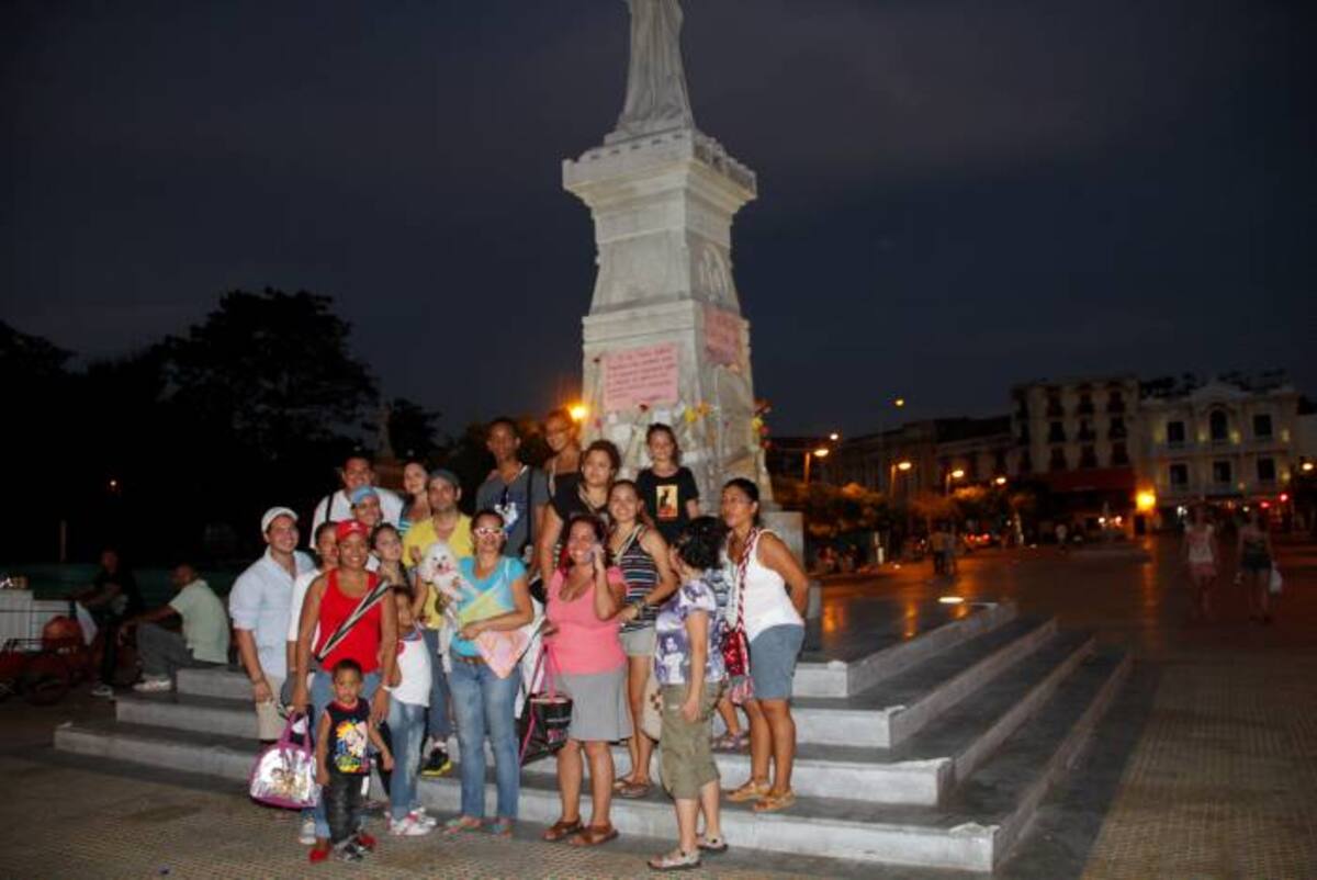 Las personas que se encontraban apoyando la causa denunciaron que varios policías se aceraron para retirar los mensajes que ellos habían pegado en el monumento "Noli Me Tangere". ÓSCAR DÍAZ ACOSTA- EL UNIVERSAL