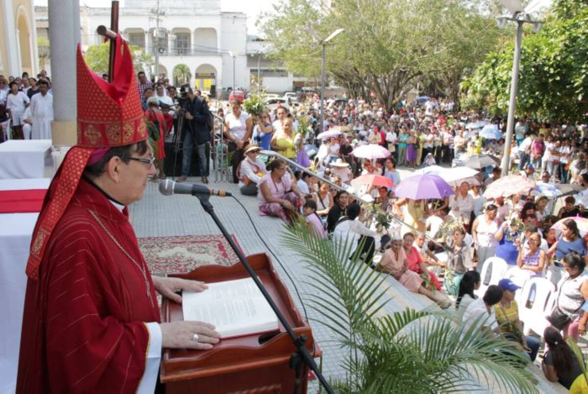 El obispo de Sincelejo, monseñor José Clavijo Méndez, presidió la celebración del Domingo de Ramos. Manuel Santiago Pérez- El Universal.