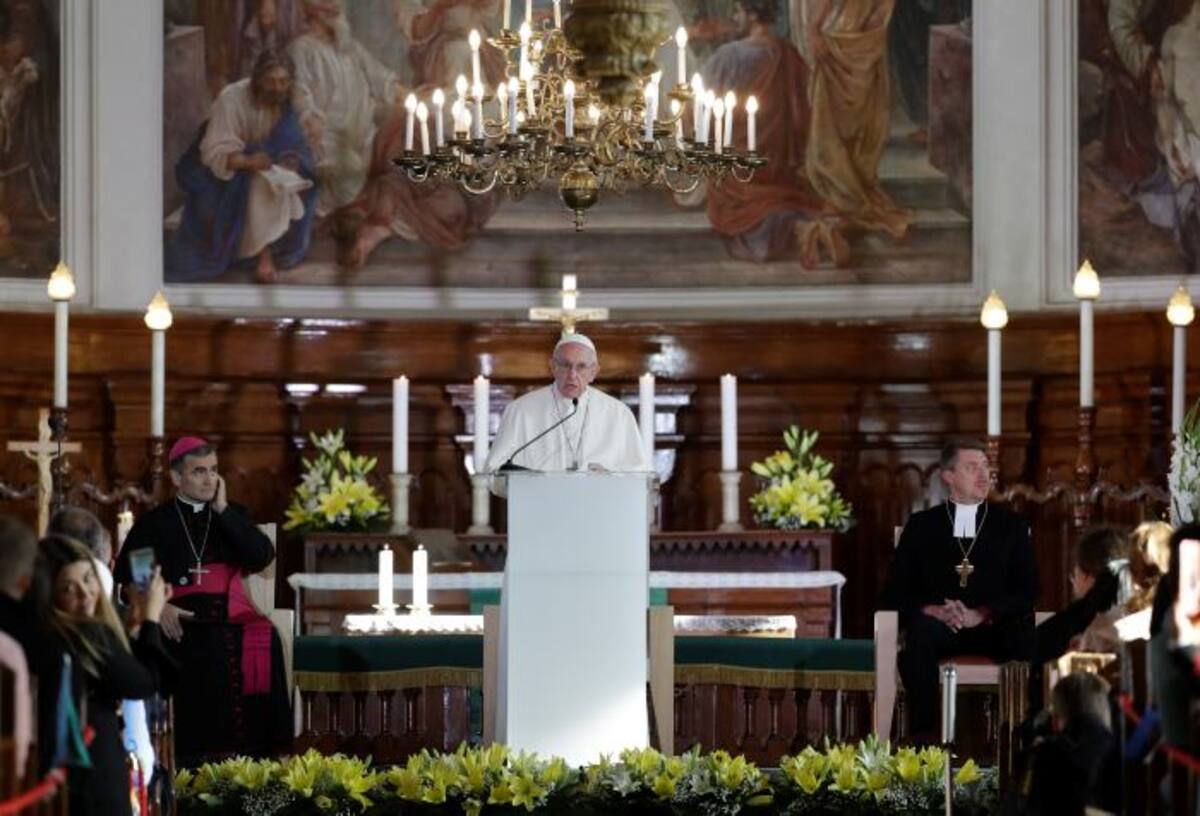 El Papa Francisco pronuncia su discurso durante la reunión ecuménica con jóvenes en la Iglesia Luterana de Carlos en Tallin, Estonia. AP Andrew Medichini