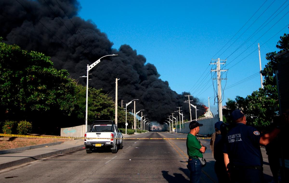 Un miembro de los bomberos murió atendiendo el incendio.//Foto: Oscar Berrocal - Efe.