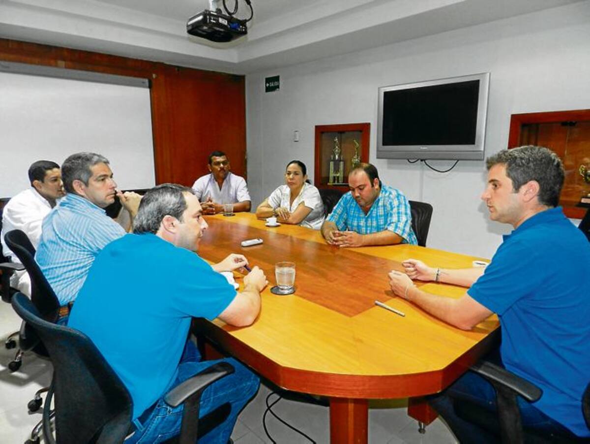 Reunión del alcalde Carlos Eduardo Correa con representantes de empresas transportadoras.