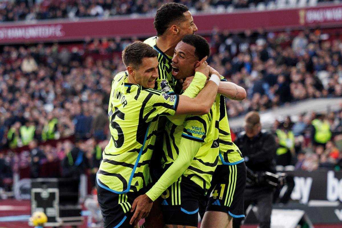 Arsenal aplastó al West Ham y sigue soñando con ganar la Premier League