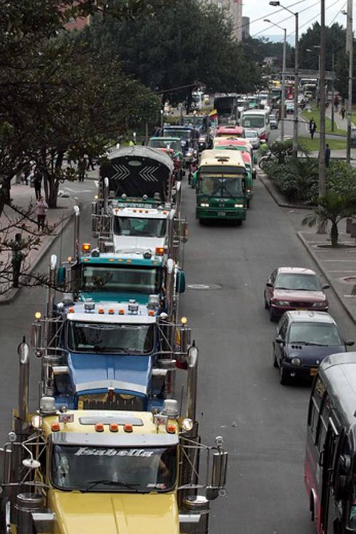 Ahora son los camioneros los que amenazan con un paro. COLPRENSA