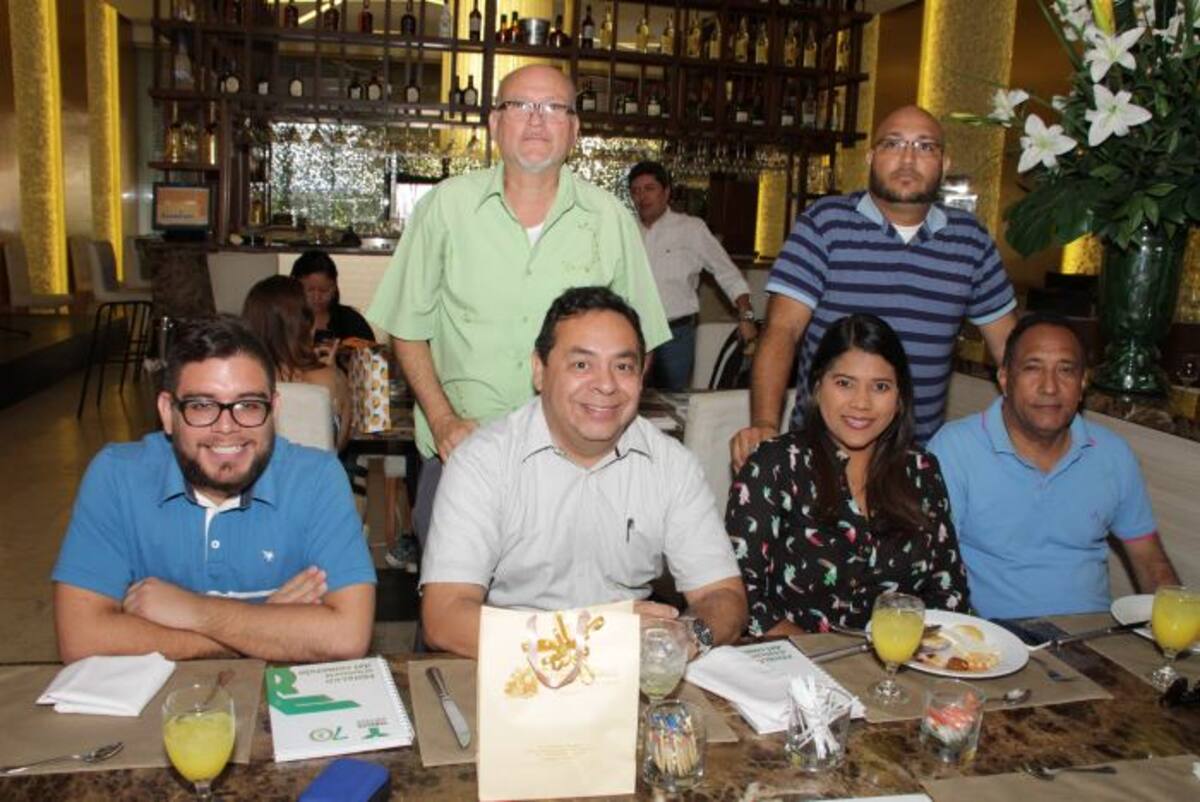 De pie: Humberto Mercado y Javier García; sentados: Luis Anaya, John Zamora, Yesenia Carrillo y Rodolfo Mejía. Luis Aparicio-El Universal