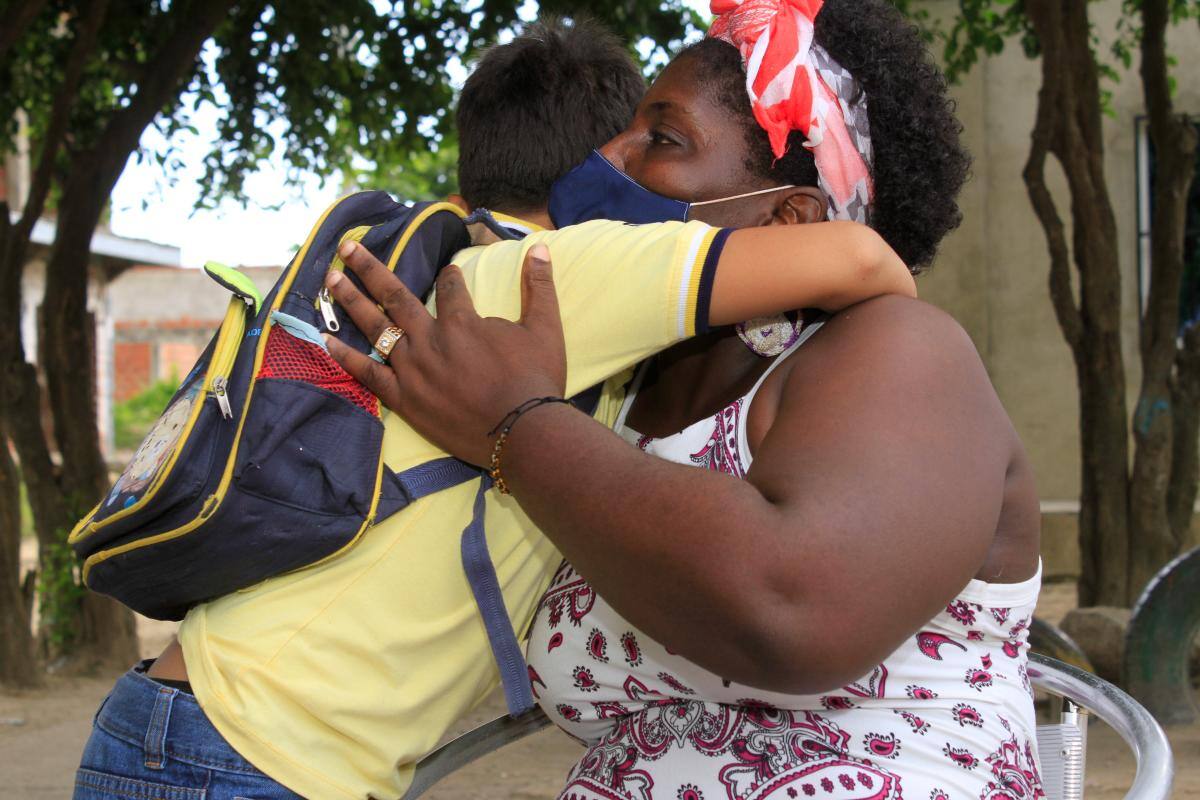 Uno de los niños se despide de Agripina después de su jornada de clases dirigidas.//Foto: Julio Castaño - El Universal.