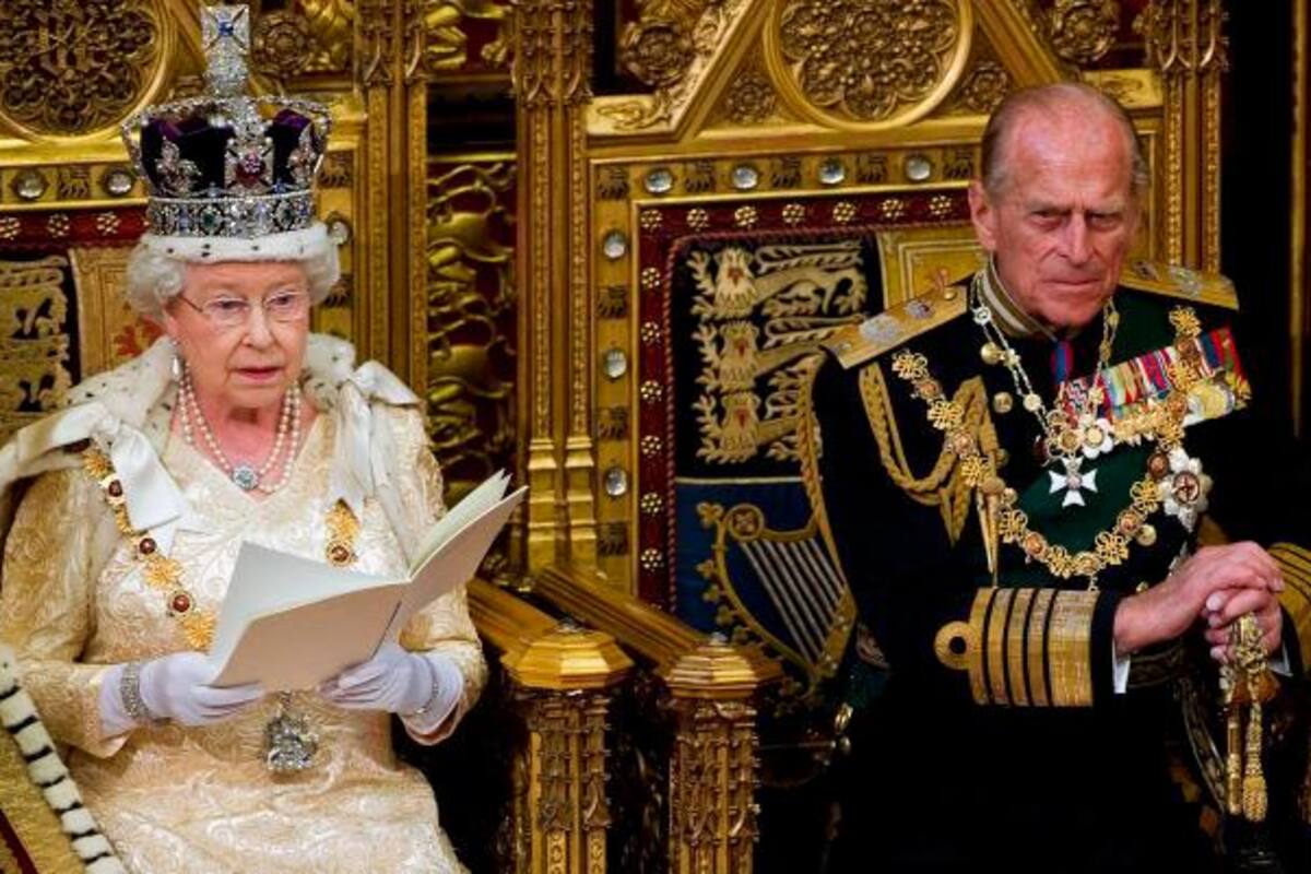El príncipe Felipe, esposo de la reina Isabel II, ingresa a un hospital en Londres