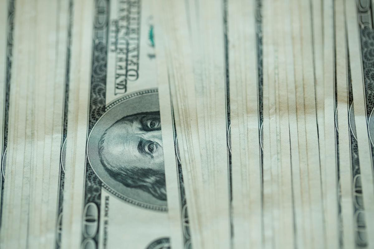 Dólar abre jornada a la baja mientras espera decisión del BanRep sobre las tasas