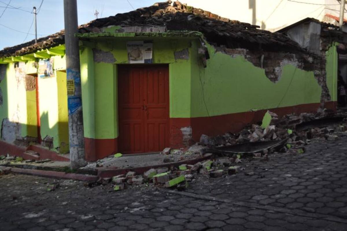 Foto tomada en San Marcos a 240 kilómetros de Ciudad de Guatemala, mostrando los daños causados ??por el sismo de este lunes. AFP