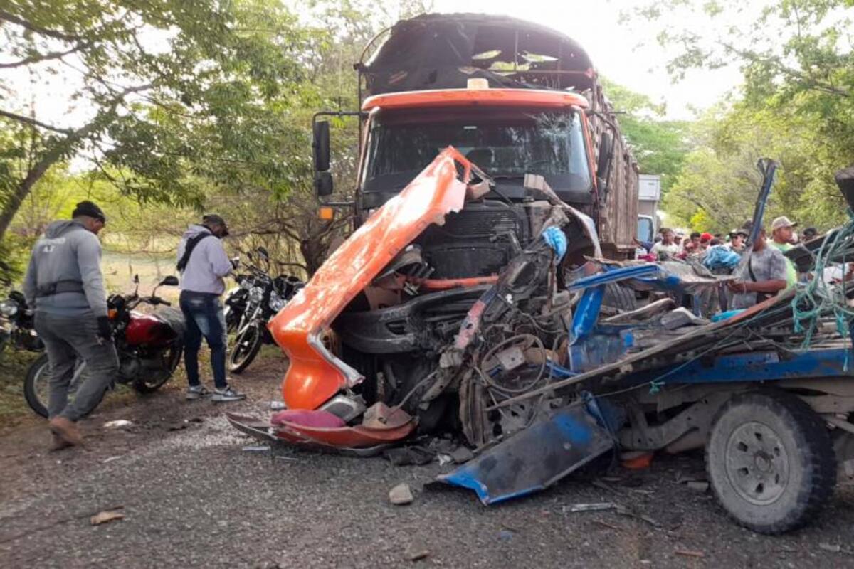 Fatal choque entre tractomula y un furgón dejó dos muertos y dos heridos