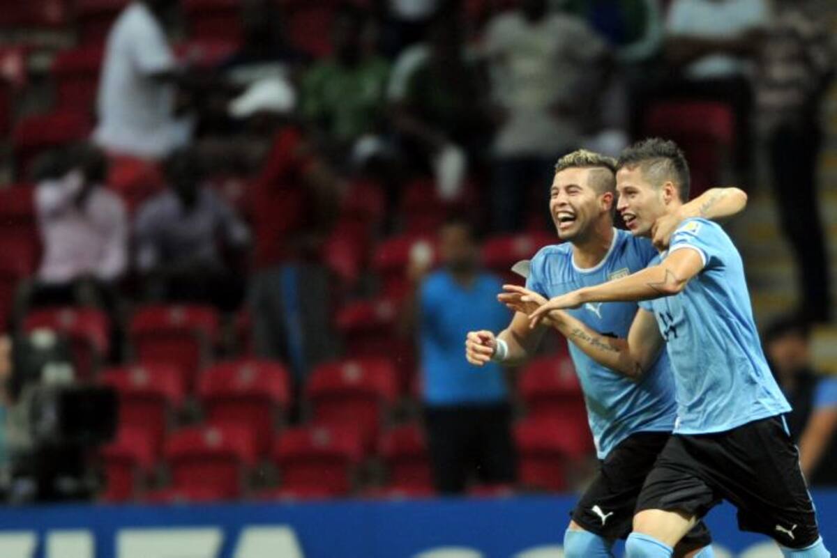 Uruguayos celebran en medio del partido ante Nigeria. AFP OZAN KOSE