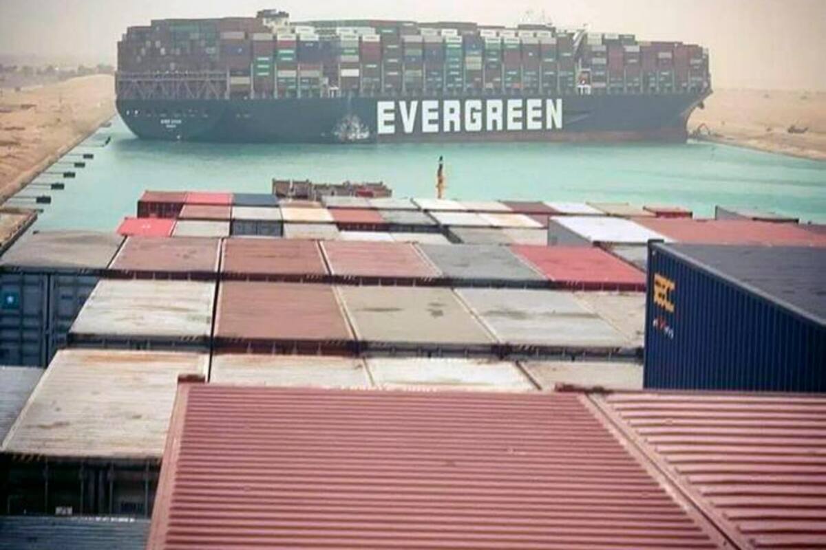Buque panameño encalla en el Canal de Suez y bloquea el paso