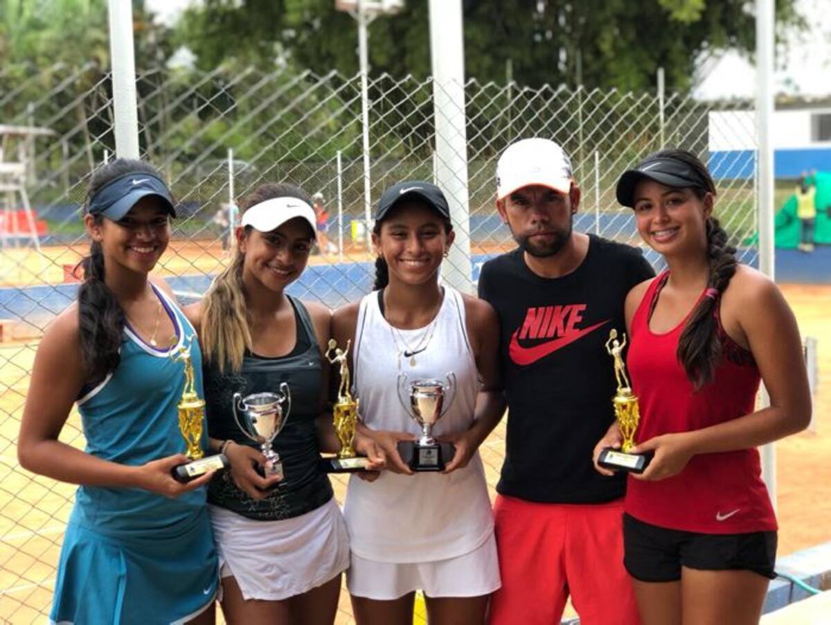 Maria A. Guerrero, Nicole Gómez (campeona), Mariana Jiménez (campeona), Jorge Muñoz (entrenador) y Angie Yepes. Cortesía