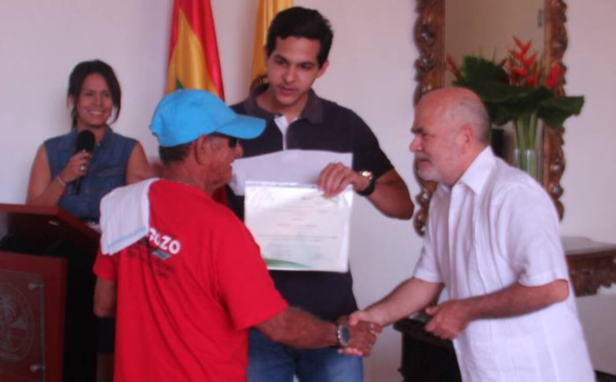 Morti Mer Carrillo Berdugo recibió su certificado de capacitación en generación de ingresos, de parte del director de la Escuela Taller, Germán Bustamante. Érica Otero Brito - El Universal