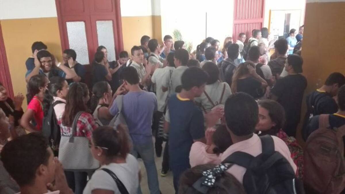 Luego de protestar en las afueras del Concejo Distrital, los manifestantes se trasladaron hasta la sede San Agustín de la Universidad de Cartagena. CORTESÍA