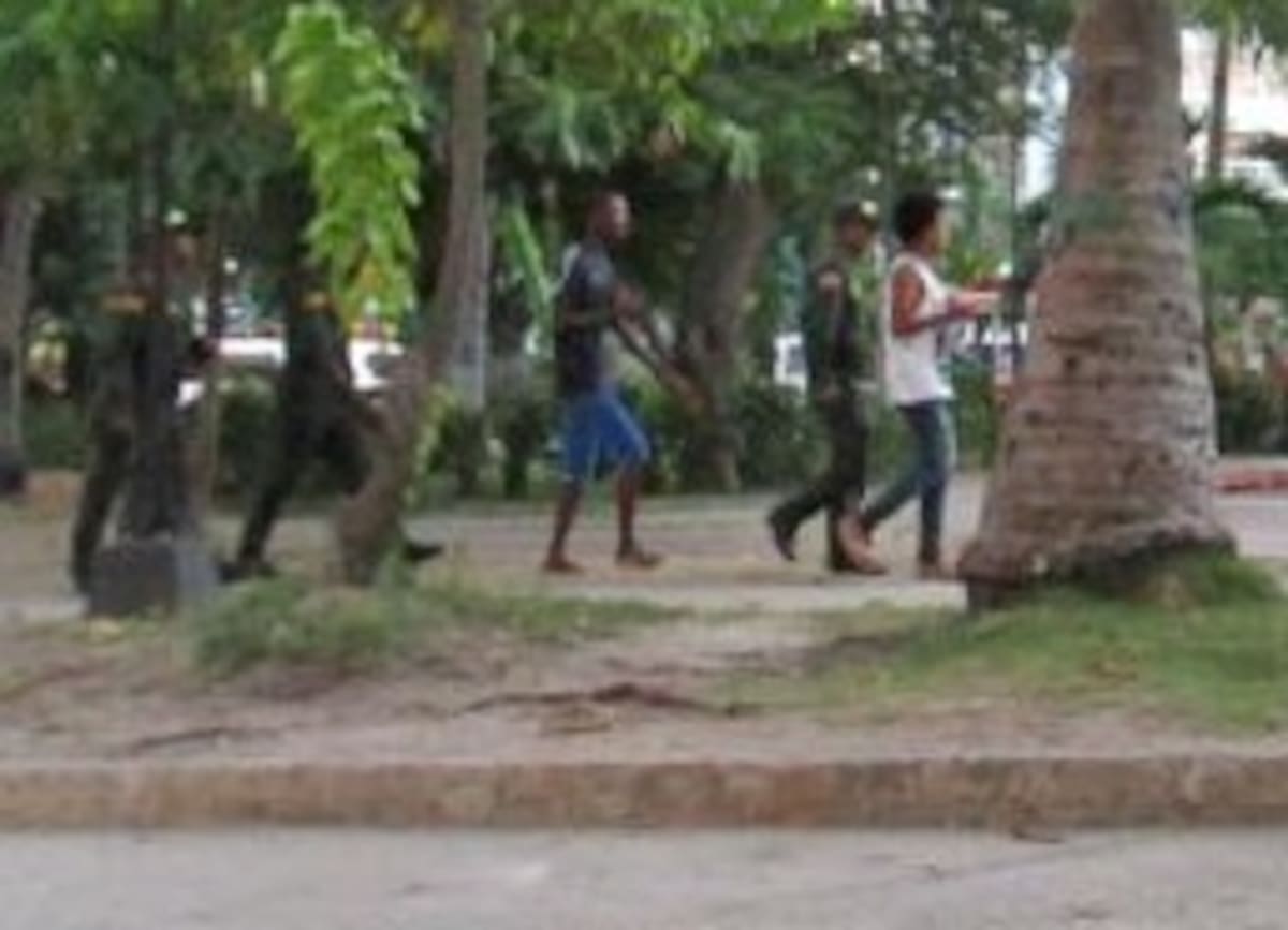 El viernes pasado este medio captó esta imagen, en la que varios agentes del orden conducían hacia la Estación de Policía de Bocagrande, a dos jóvenes de raro aspecto y seguramente provenientes de otros barrios. PEDRO TORRES, GENTE BAHÍA - EL UNIVERSAL