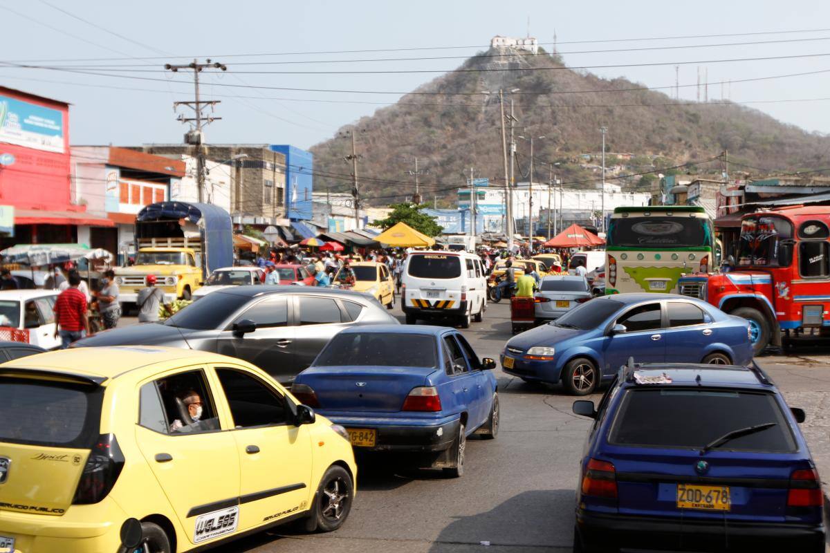 El viernes el mercado de Bazurto estuvo cerrado por completo y no se permitió el comercio informal, sin embargo , ayer hubo filas de carros por ambos frentes de la central de abastos. // Luis Herrán -EU