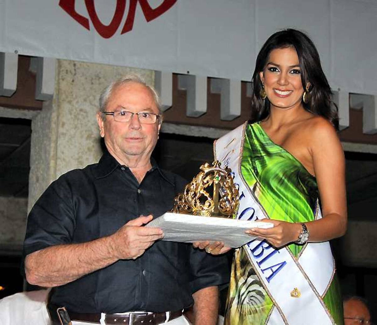 José Cesáero entregó la corona a la Señorita Colombia, Catalina Robayo.