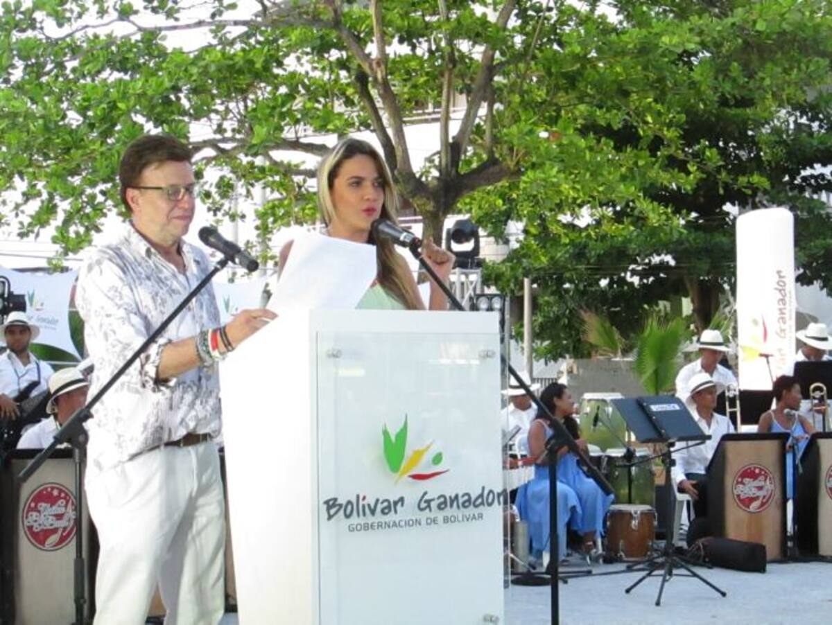 Jairo Martínez, popular jurado del musical de talentos ‘Yo me llamo’, y Carolina De Pombo, presentadora del Canal Cartagena, condujeron la ceremonia.