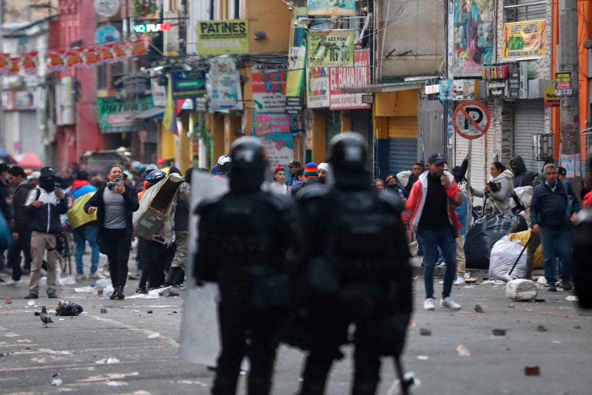 Uniformados se enfrentan a manifestantes. //Colprensa.